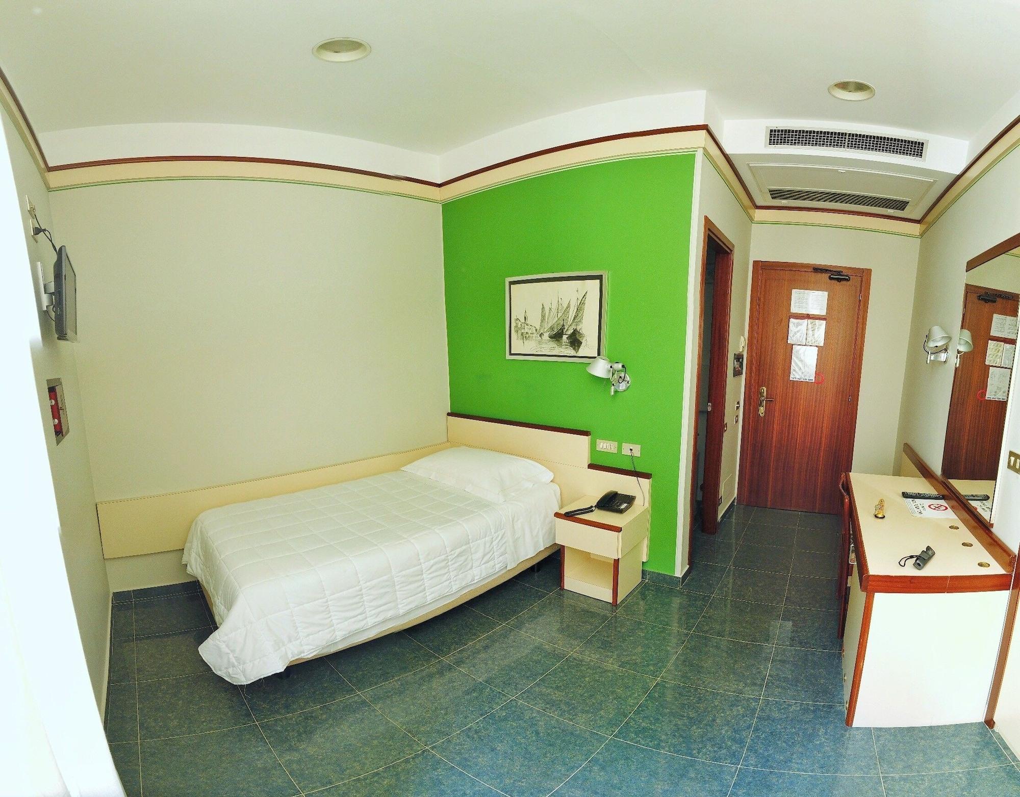 Le Petit 3* Turin